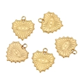 Detailweergave van vijf gouden hartvormige evil eye bedeltjes met radiale gravures - B 15mm*H 16mm / Goud