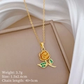Detalle del colgante de rosa dorada con gema verde sobre un elegante fondo de seda blanca - Cadena de Acero de Titanio Colgante de Cobre Microincrustado / Rosa Dorada (G438)