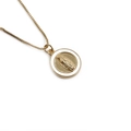 Dettaglio della collana con medaglione dorato e rilievo della Vergine Maria in smalto bianco - Rilievo della Vergine Maria Rotondo / Oro/Smalto Bianco