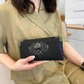 Schwarze Brieftasche in Krokodil-Optik mit gotischem Totenkopf-Metallrelief - Schwarz