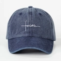 Berretto da baseball in cotone blu lavato con ricamo croce faith bianca su fondo bianco - Blu navy