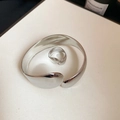 Detalle de conjunto de brazalete ovalado y anillo plateados con acabado de espejo - Estilo Abierto Liso Minimalista / Conjunto Plateado (Brazalete + Anillo)