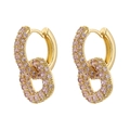 Dettaglio di orecchini a cerchio dorati intrecciati con zirconi rosa micro-pavimentati - Oro Zircone Rosa