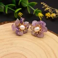 Blumen-Ohrstecker mit lila Amethyst-Blütenblättern und einer natürlichen weißen Süßwasserperle - Amethyst