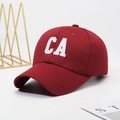 Gorra de béisbol burdeos minimalista con bordado CA blanco en tejido de sarga de algodón - Burdeos (Patrón CA)