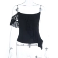 Dettaglio del crop top nero con spalle scoperte, bordi a balze e design asimmetrico - S / Nero