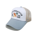 Dettaglio ricamo di palme e testo spiaggia su un cappellino trucker in rete tricolore - M (56-58cm) / Azzurro/Bianco Patchwork