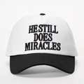 Berretto da baseball classico bianco e nero con ricamo HE STILL DOES MIRACLES - Splicing Bianco e Nero