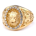 Primer plano detallado del anillo de cabeza de león dorado con circonitas blancas y grabados - US 7 / Dorado + Circonita Blanca (04504)