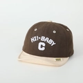 Dettaglio ricamo lettere 'HI!-BABY C' su cappello morbido in cotone per neonati - 50cm (1-3 anni) / caffè