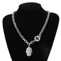 Collar de mano de Fátima de acero plateado con cierre de palanca OT en maniquí negro - Collar Hamsa Color Acero (KN202633-Z)