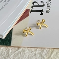 Boucles d'oreilles nœuds dorés à la mode avec une finition métallique polie élégante - Nœud / Doré