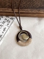 Colgante de pájaro retro con base de madera y aro de bronce en cordón trenzado - Estilo De Anillo De Pájaro (HN9839-HN9840-1)