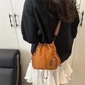 Borsa a secchiello in nylon caramello con coulisse e pratica tasca laterale a rete - Arancione