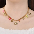 Vue détaillée d'un collier en acier inoxydable doré aux fleurs en émail colorées - Style Fleurs et Baies (KN297595-SXSJ) / Or