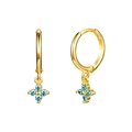 Dettaglio di orecchini a cerchio dorati a fiori con quattro eleganti gemme blu su fondo bianco - Zircone blu (Oro)