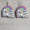 Ohrringe in Buchform mit Regenbogenherz und Libraries Are For Everyone Aufdruck - Offenes Buch mit Regenbogenherz