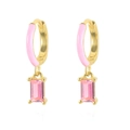 Detail von goldenen Creolen mit rosa Emaille-Inlay und rechteckigem Zirkonia-Anhänger - Rosa Rechteckiger Edelstein Creolen