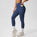 Detail der hoch taillierten Yogahose in Dunkelblau mit praktischen Handytaschen - S / Marineblau