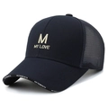 Dunkelblaue atmungsaktive Mesh Trucker Cap mit 'M MY LOVE' Stickerei und bedrucktem Schirm - M-Label Marineblau