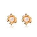 Orecchini martellati placcati oro 18k con perle d'acqua dolce rosa su sfondo bianco - Bianco