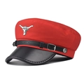 Détail de la casquette militaire rouge avec visière en cuir noir et emblème tête de taureau - M (56-58cm) / Rouge Avec Tête de Taureau