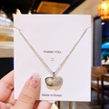 Collier coquillage argenté avec pendentif perle et zircons, vue de la variante portée - Perle Coquillage Ouvrable Argent