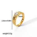 Detailweergave van vergulde roestvrijstalen ring met zirkoon en 5mm breedtemeting - Trapsgewijze Textuur Enkele Diamant Stijl(TR4056-7)