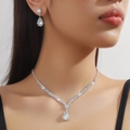 Détail d'une parure de bijoux de mariée argentée avec cristaux goutte d'eau et effet brillant - Ensemble de 2 pièces / Argent
