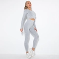 Detail von nahtlosem grauem Yoga-Set mit Daumenlöchern und High-Waist-Push-Up-Leggings - Gewaschenes Hellgrau