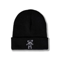 Détail du bonnet en tricot noir avec broderie d'ours au style graffiti urbain - M (56-58cm) / Noir