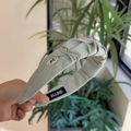 Dettagli della fascia in lino verde salvia con nodo in tessuto e ciondolo a fiocco - Fascia per Capelli Plissettata in Cotone e Lino Verde Avocado