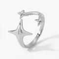 Anello aperto in acciaio inossidabile argento lucido con tre ciondoli a stella per donna - Design a Stella (PD773) / Argento