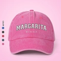 Détail de la casquette rose en coton délavé avec texte imprimé Margarita Weather - Taille unique / Rouge Rose