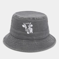 Detail eines dunkelgrauen Bucket Hats aus verwaschenem Denim mit weißer Kuhstickerei - M (56-58cm) / Grau