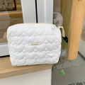 Neceser acolchado blanco con corazones y etiqueta sobre superficie de madera clara - Corazón Blanco