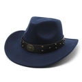 Dettaglio di cappello in feltro blu con fascia in pelle e stemma testa di toro - M (56-58cm) / Blu navy