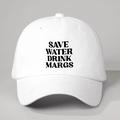 Detail van de Save Water Drink Margs slogan gedrukt op een witte katoenen baseballpet - Verstelbaar / Wit