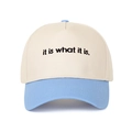 Cappellino bicolore beige e blu con ricamo della scritta 'it is what it is' sulla corona - Regolabile / Crema/Celeste