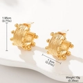 Detailansicht der strukturierten goldenen Creolen mit den Maßen 1,95 cm mal 1,3 cm - Goldene Geriffelte Creolen