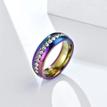Détail d'une bague en acier titane arc-en-ciel avec une rangée de zircons cubiques clairs - US 7 / Arc-en-ciel