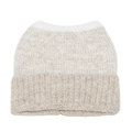 Detail der zweifarbigen Katzenohr-Mütze mit weichem Strickmuster in Beige und Weiß - M(56-58cm) / Beige