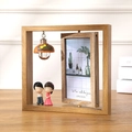 Draaibare houten fotolijst met cartoonfiguren en hanglampdecoratie voor 10x15cm foto's - Dubbelzijdig Verticaal - Geliefdenstijl
