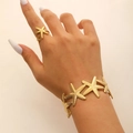 Set anello e bracciale a stella marina dorata con texture martellata indossati da modella - Set Bracciale e Anello Stella Marina Martellata Granulare