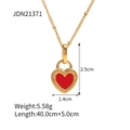 Collier vintage doré avec pendentif cœur rouge et dimensions détaillées du produit - Style Cœur Rouge (JDN21371)