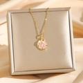 Collana con ciondolo a tulipano dorato di lusso su scatola portagioie e raso elegante - Tulipano Dorato (8645)
