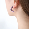Orecchini a forma di U con dettagli in smalto viola e bordi dorati su modella - Viola