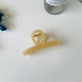 Pince à cheveux élégante en acétate crème avec ressort doré pour femme, vue de dessus - Abricot Gelée-Moyen Droit-Boucle Papillon (9cm)