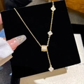 Collana di lusso con quadrifoglio dorato, pietre di zircone bianco e ciondoli raffinati - Stile Cilindro Quadrifoglio (X517) / Oro
