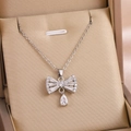Collier nœud argenté avec zircons et pendentif goutte sur un écrin en soie chic - Argent (9232)